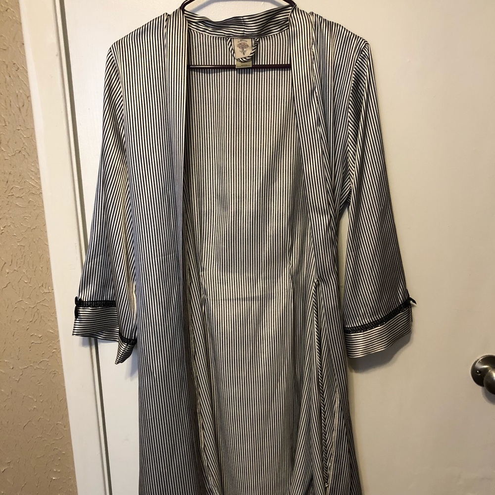 Silk Robe - Picture 2 of 3